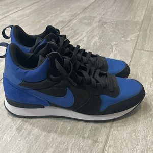 Nike Internationalist mid size 9